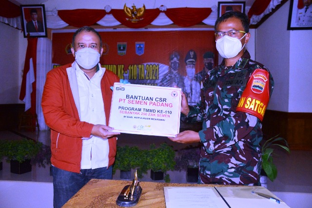 Kepala Departemen Komunikasi & Hukum Perusahaan PT Semen Padang Oktoweri (kiri) menyerahkan secara simbolis bantuan semen kepada Dansatgas TMMD  ke-110 di Mentawai, Letkol Czi Bagus Mardianto, Rabu (31/3/2021).